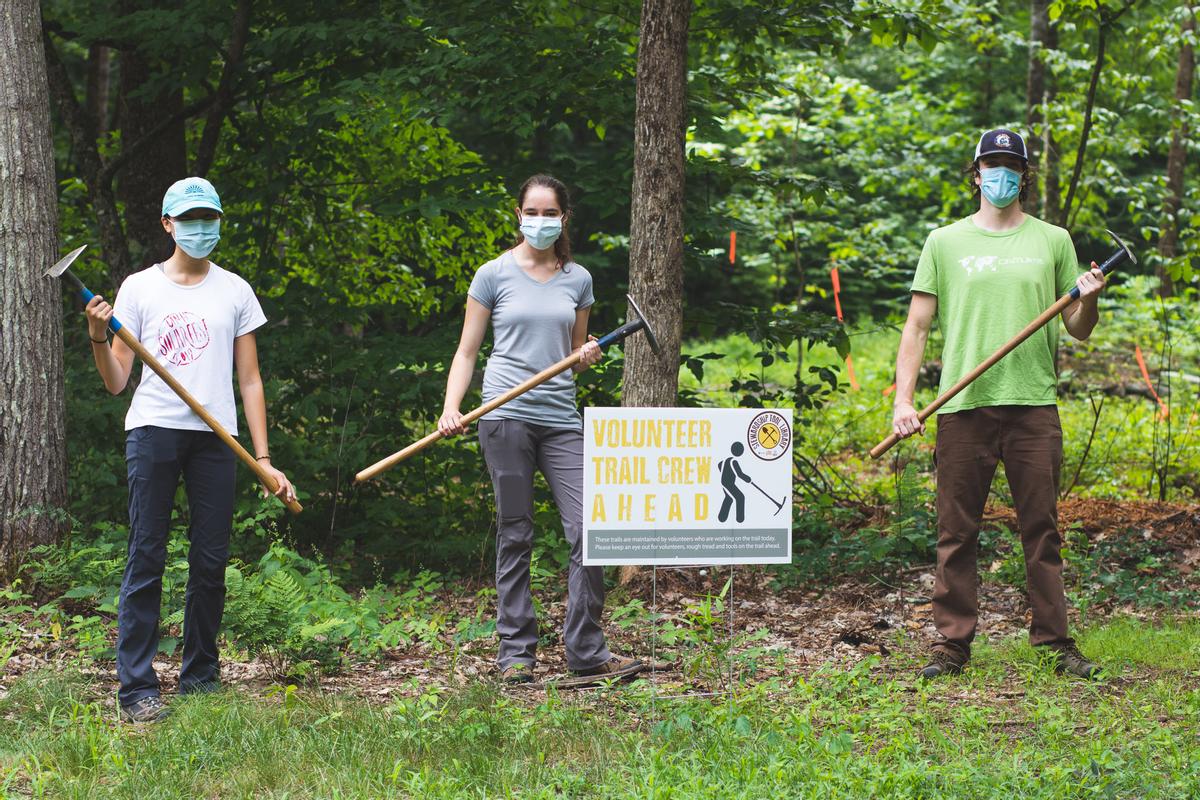 Volunteer trail crew day at Doe Farm. Photo credit: Nature Groupie
