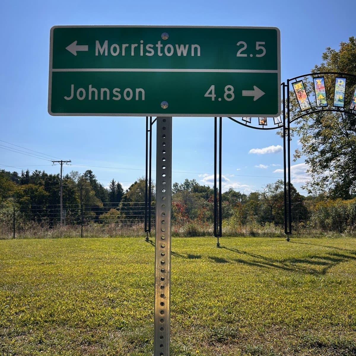 Sign of Morristown 2.5-mi to the left, Johnson 4.8-mi to the right
