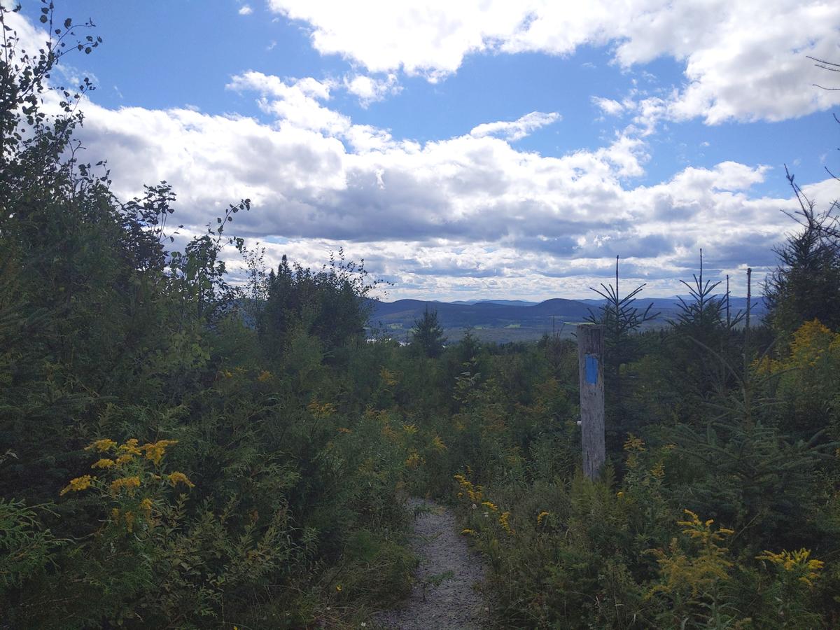 Hiking trail at Sentinel Rock State Park