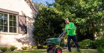 tulsa lawn care pro fertilizing lawn